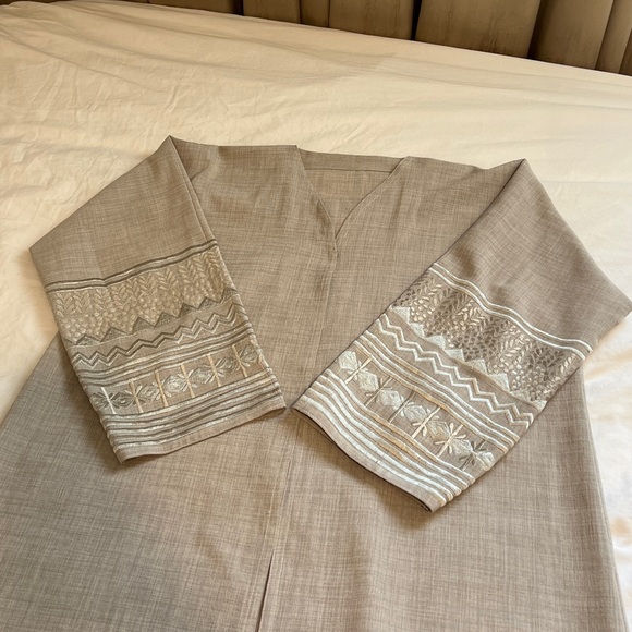 Linen grey abaya with embroidery - Picture 2 of 6